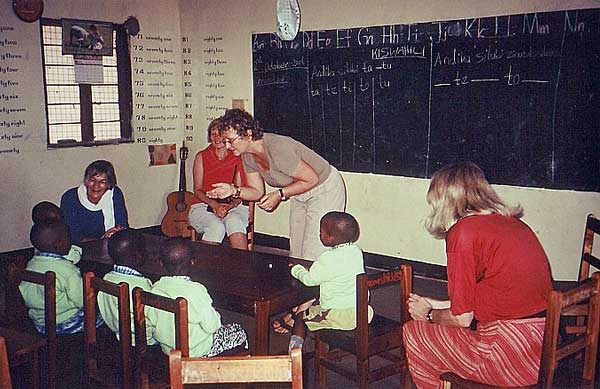 Heide Wöske beim Unterricht in Tansania