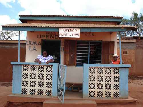 Evaline vor ihrer Apotheke