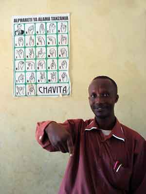 Der Lehrer erklärt das Fingeralphabet