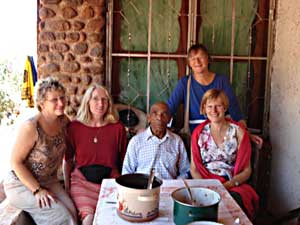 Berliner Reisegruppe mit dem Vater von Grace