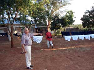Uli mit Schuluniformen auf der Wäscheleine